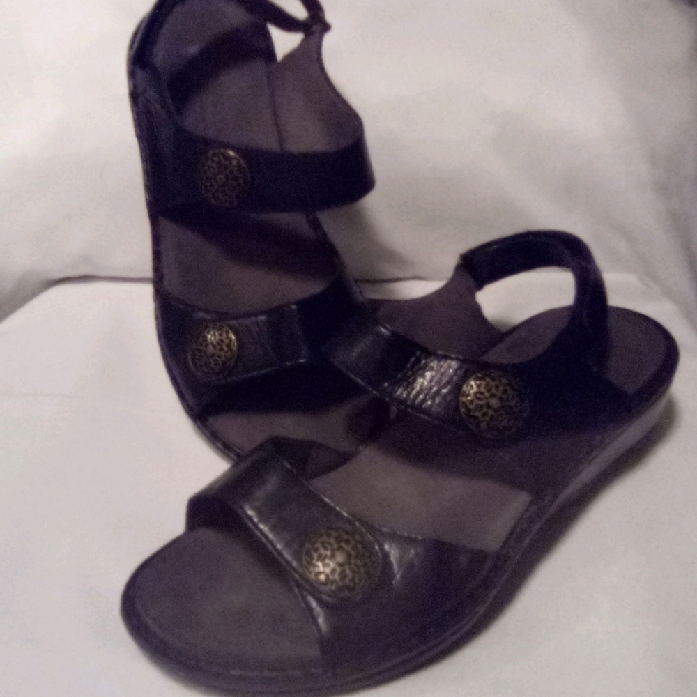 Womens "Aravon" sandels
